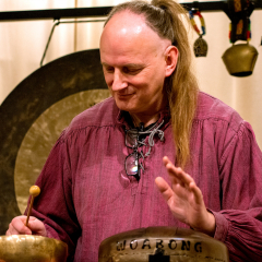 Sven Waida begrüßte mit wunderbaren Klängen Besucher und ErzählerInnen