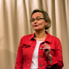 Dorothea Nennewitz erläutert die Vorgehensweise beim Coaching und auch die Vorgeschichte dieses Abends.