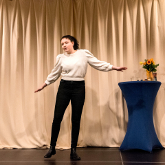 Anna kleiner Drache zündelt mit seinen Feuerbällen in Waldnähe - aber zum Glück wird alles gut!