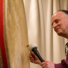 Sven Waida verband mit experimentellen und voluminösen Klängen wunderbar die Beiträge.