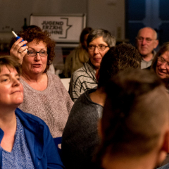 Brigitte lud zum Geschichtenerfinden ein - hier zeigt Dorit den zugespielten Gegenstand und erzählt!