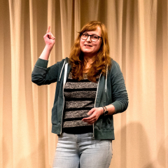 Gelb, länglich und sauer - was kann sich hinter dieser Botschaft aus einem Schulbuch verbergen, fragt Michelle?