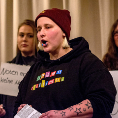 Bianca mit ihren Mitstreiterinnen voll im Einsatz beim Demokratie-Rap.