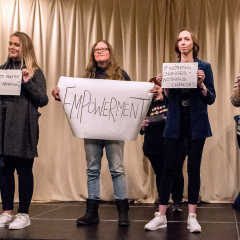 Binaca und ihre Mitschülerinnen - nach dem gelungenen Demokratie-Rap zeigen sie Flagge!