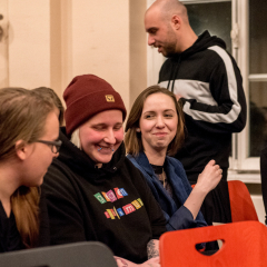 Pausenstimmung zwischen den Auftrtitten - Bianca und Mitschülerinnen im Gespräch.