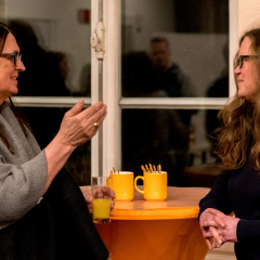 Elisabeth im Gespräch mit einer Schülerin.