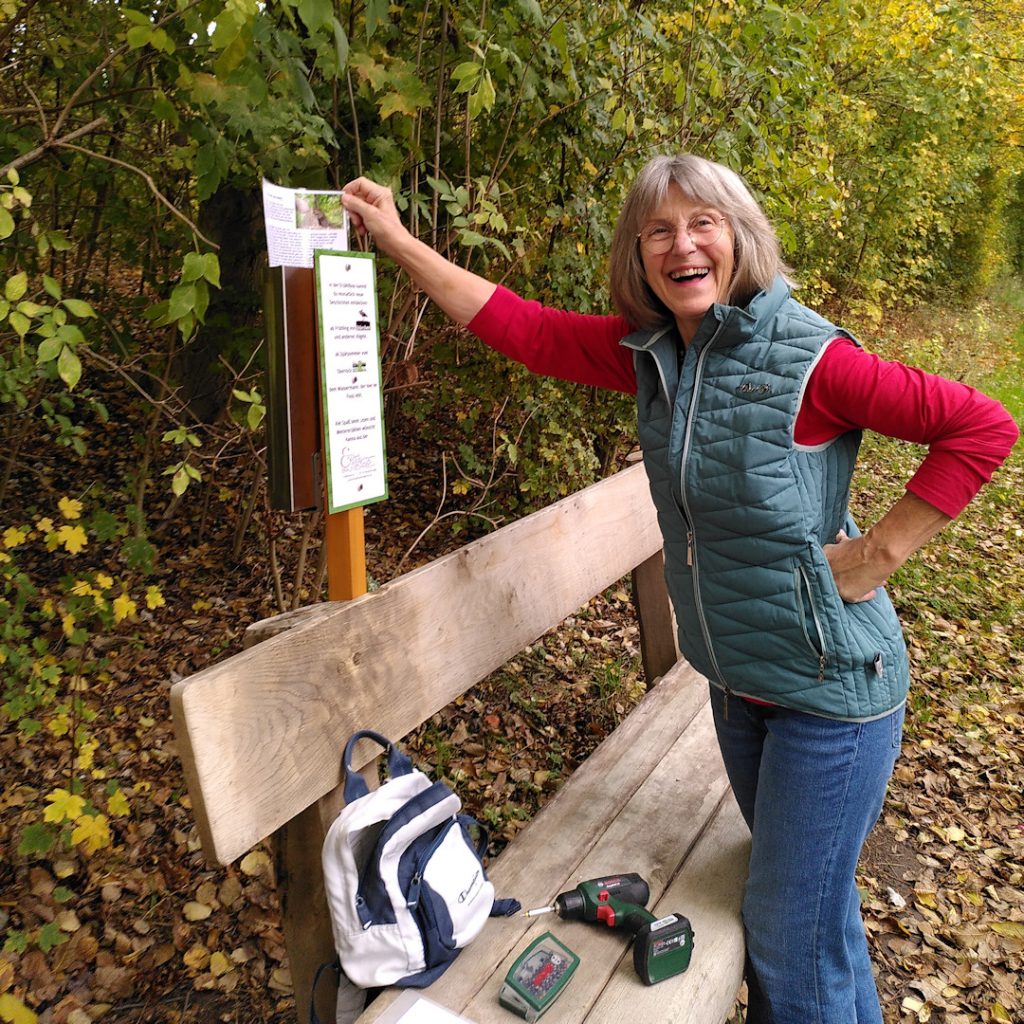 Die Erzählbox wird mit einem neuen Schild und einer neuen Geschichte bestückt.