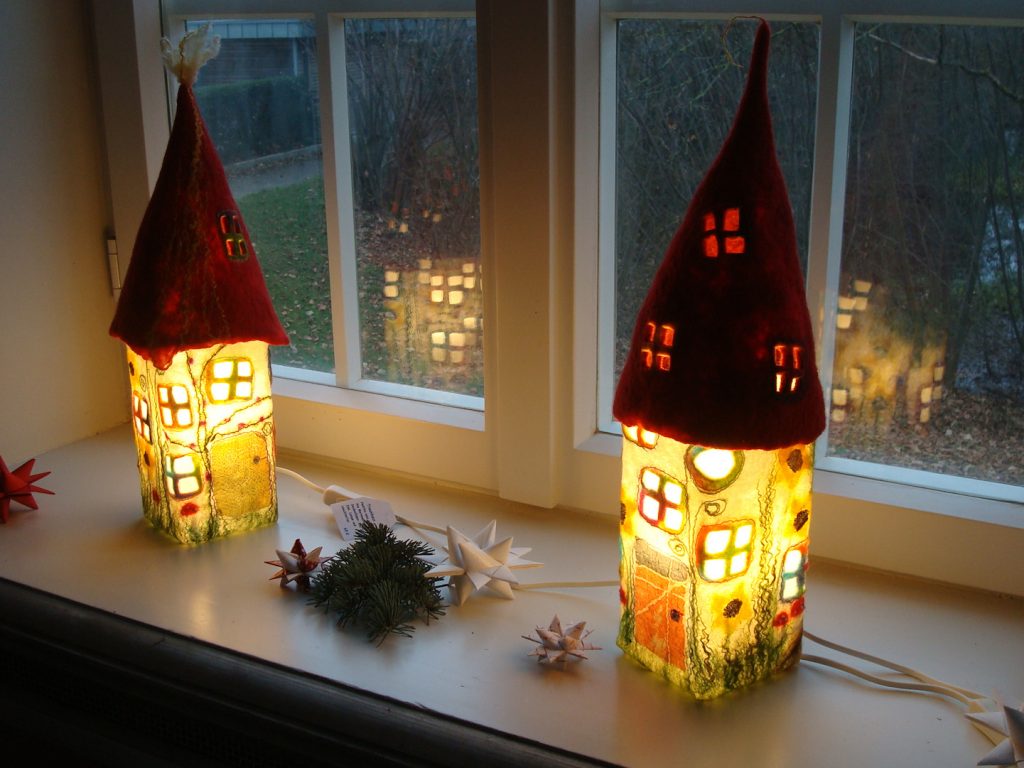 Lichthäuser Annette Prüße beim Adventsflohmarkt 2025